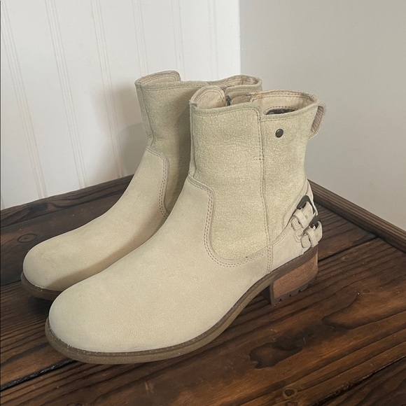 Like new UGG Orion Cream Ankle Boots with Zipper - Picture 3 of 7